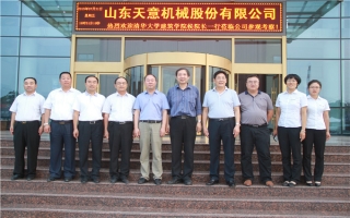 清華大學(xué)建筑設(shè)計(jì)研究院副院長(zhǎng)、研究員侯建群蒞臨