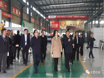 濟(jì)寧市委常委、組織部部長(zhǎng)孔凡萍帶領(lǐng)全市“兩新”組織黨建工作現(xiàn)場(chǎng)觀摩團(tuán)蒞臨天意機(jī)械調(diào)研指導(dǎo)
