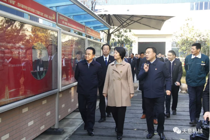 濟(jì)寧市委常委、組織部部長孔凡萍帶領(lǐng)全市“兩新”組織黨建工作現(xiàn)場觀摩團(tuán)蒞臨天意機(jī)械調(diào)研指導(dǎo)